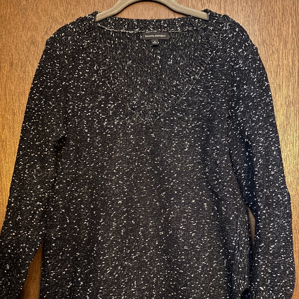 Banana Republic Black and White V-Neck Sweater. Asymmetrical hem.